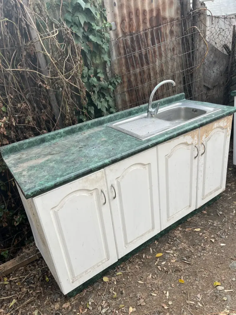 Gabinete de cocina con lavaplatos - 1