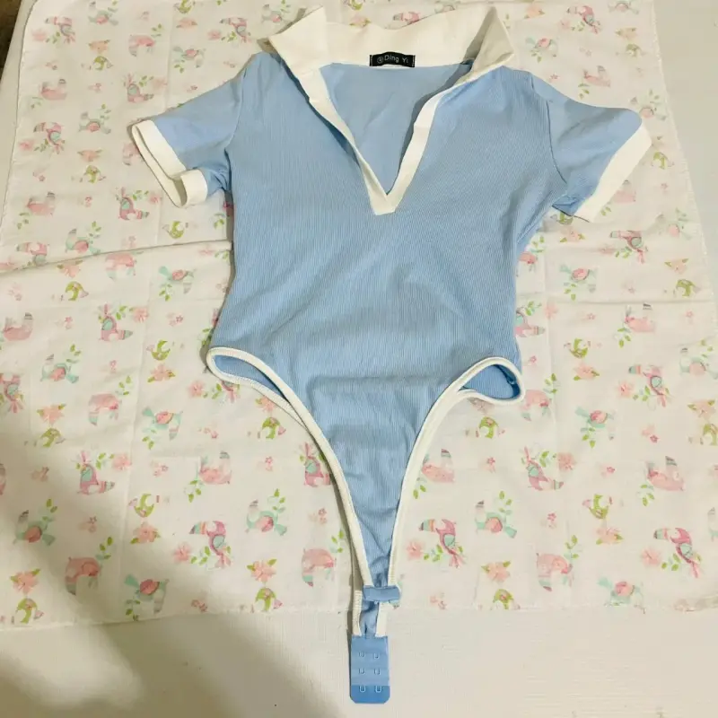 Body azul con detalles blancos