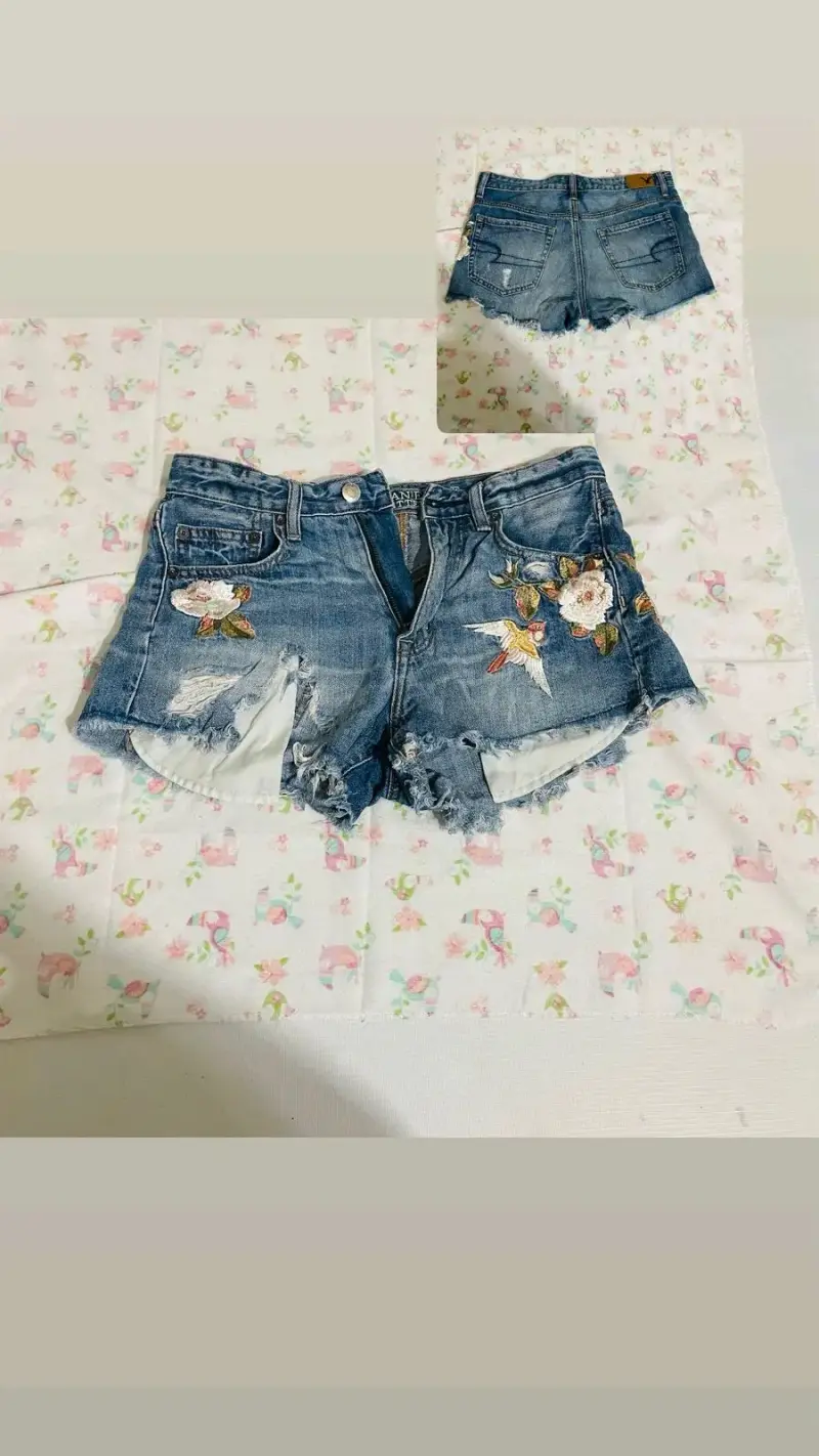 Shorts de mezclilla bordados