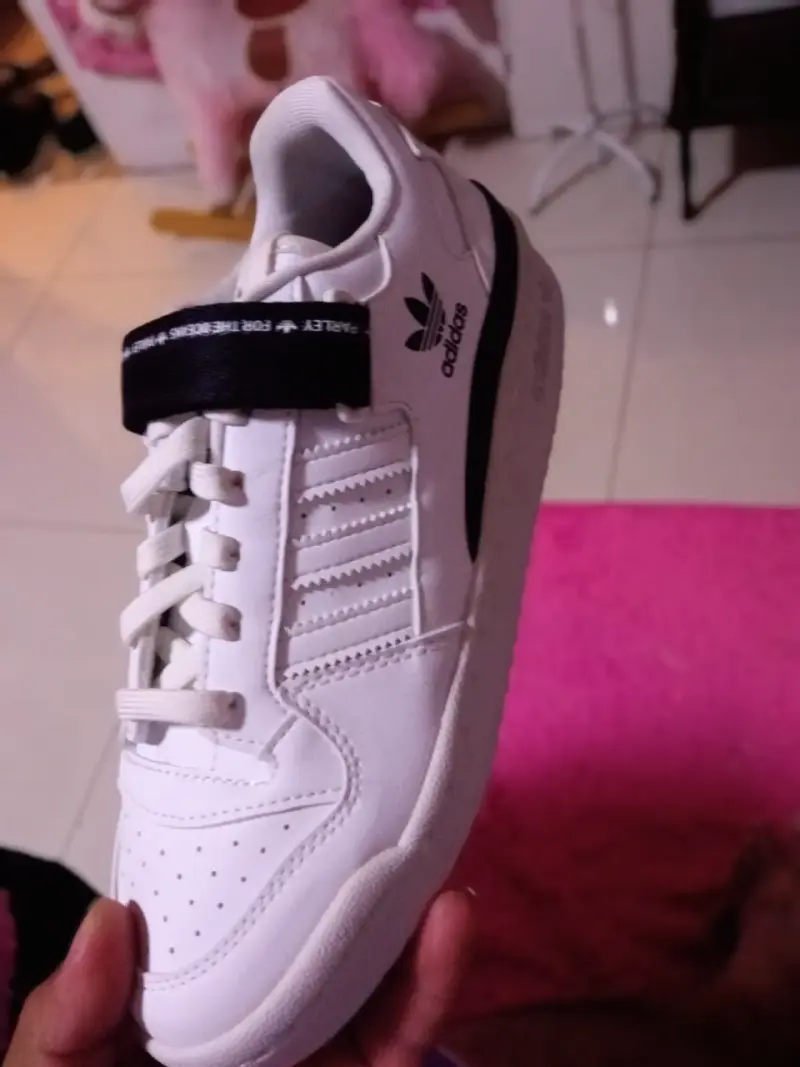Zapatillas blancas deportivas - 1