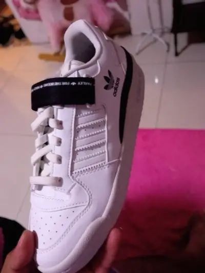 Zapatillas blancas deportivas - miniatura 1