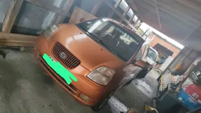 Auto Kia color naranja - miniatura 1