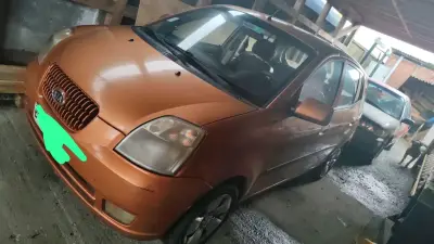 Auto Kia color naranja - miniatura 2