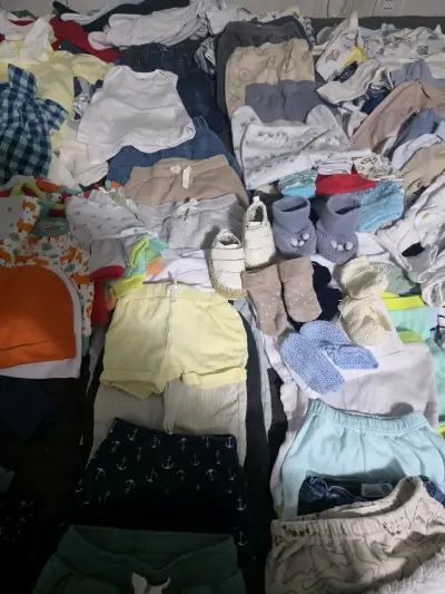 Ropa de bebé variada - miniatura 1