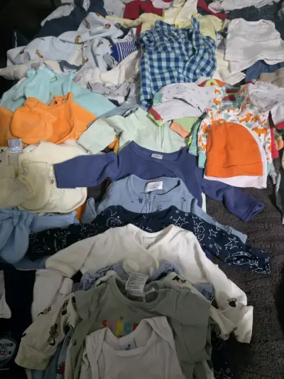 Ropa de bebé variada - miniatura 2