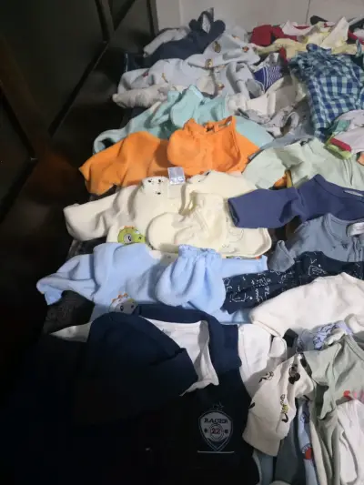 Ropa de bebé variada - miniatura 3