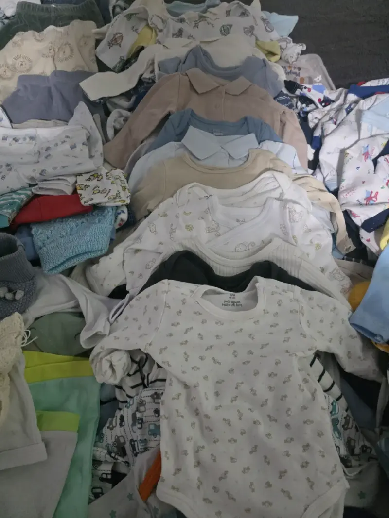 Ropa de bebé variada - 4