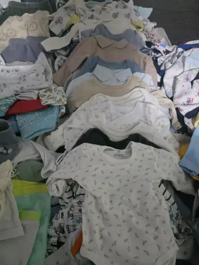 Ropa de bebé variada - miniatura 4