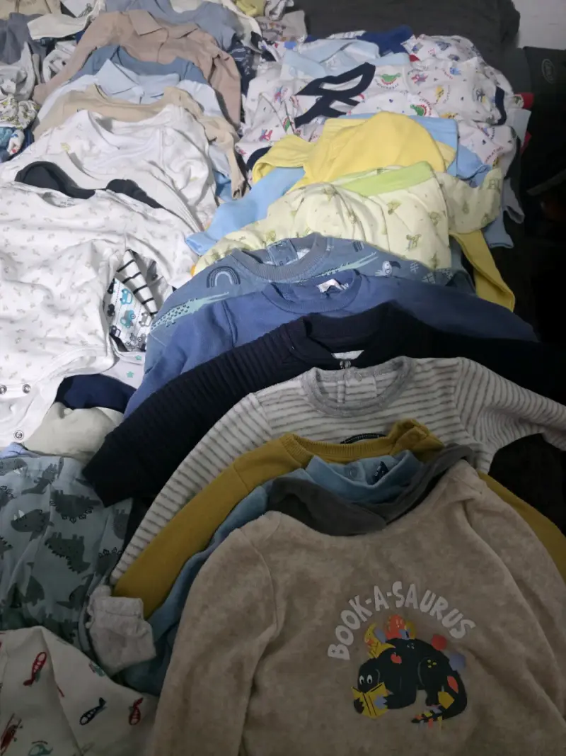 Ropa de bebé variada - 5