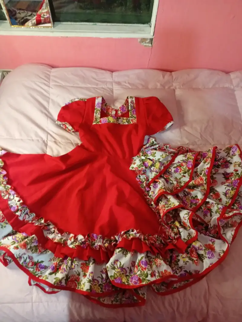 Vestido folclórico rojo con flores - 1