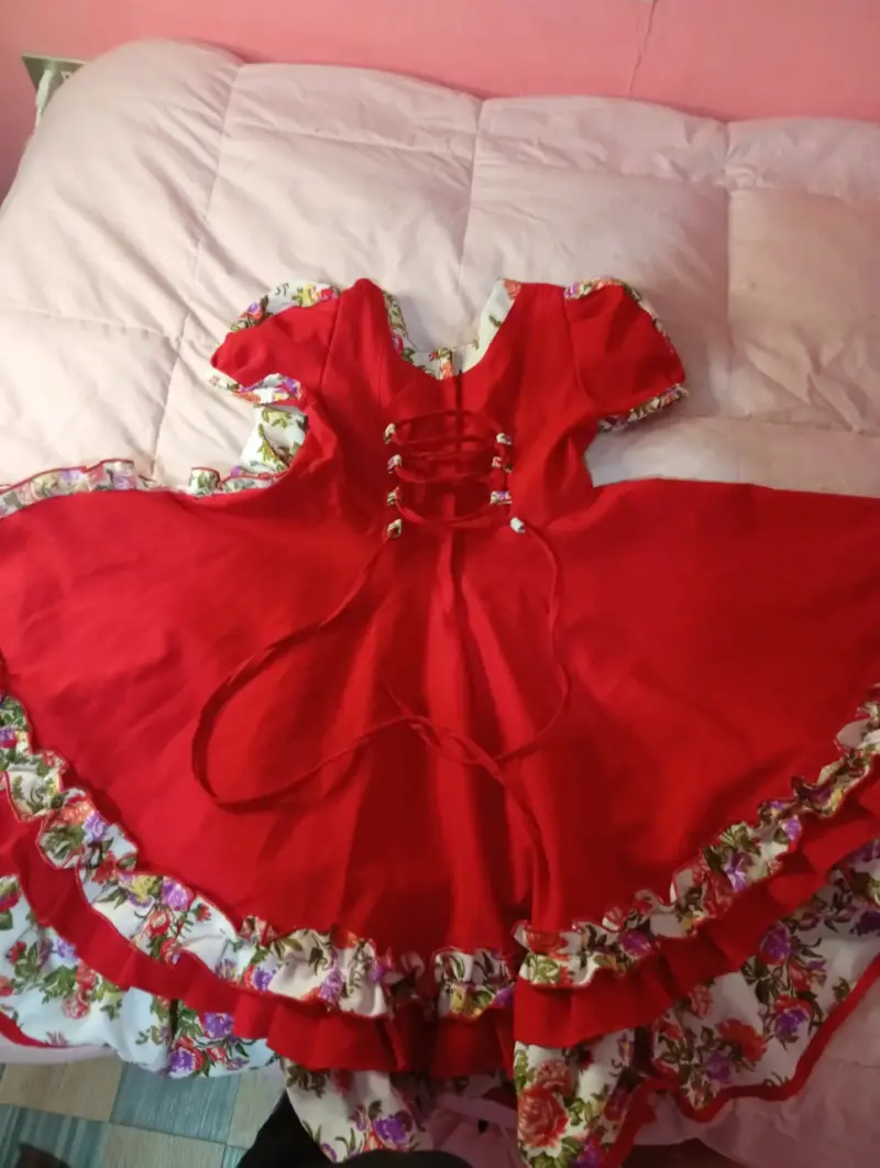 Vestido folclórico rojo con flores - 2