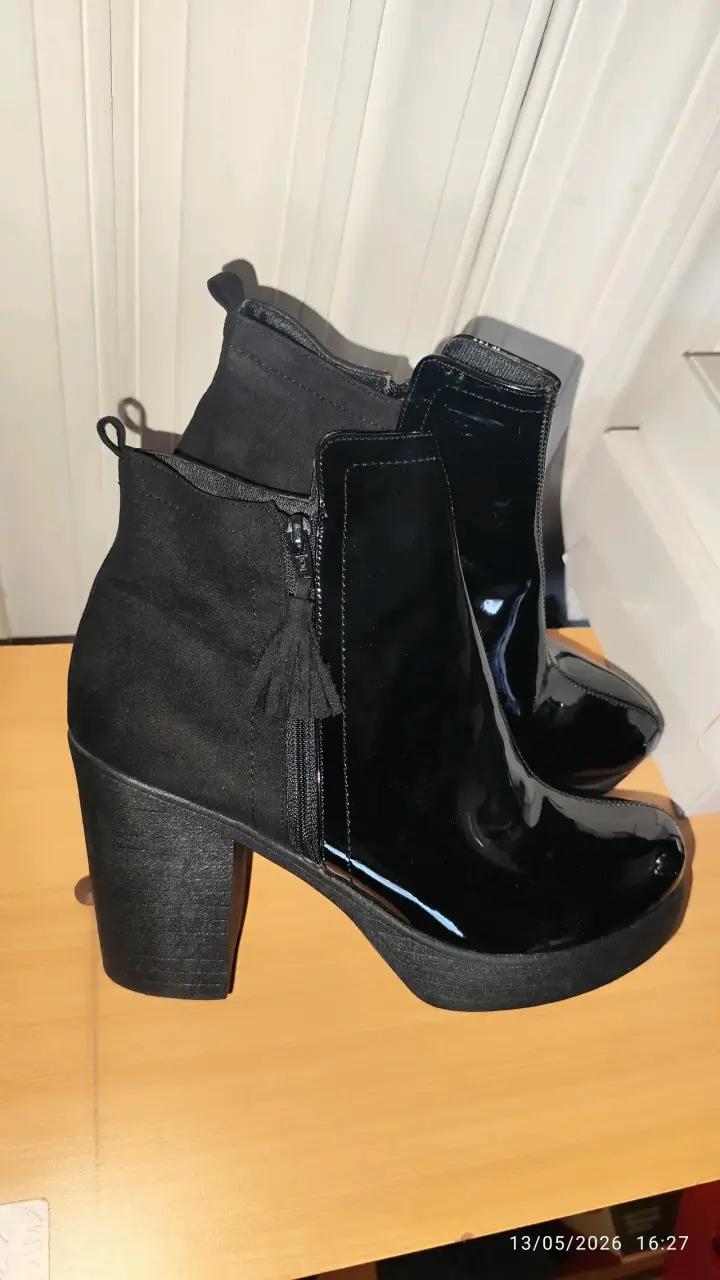 Botines negros con tacón grueso - 1