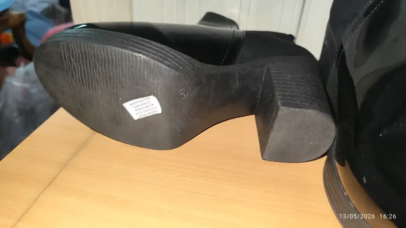 Botines negros con tacón grueso - 4