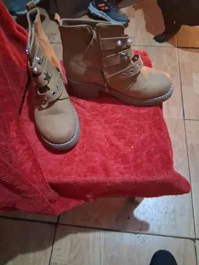 Vendo dos pares de botines y un par de chalas c/mo - miniatura 1