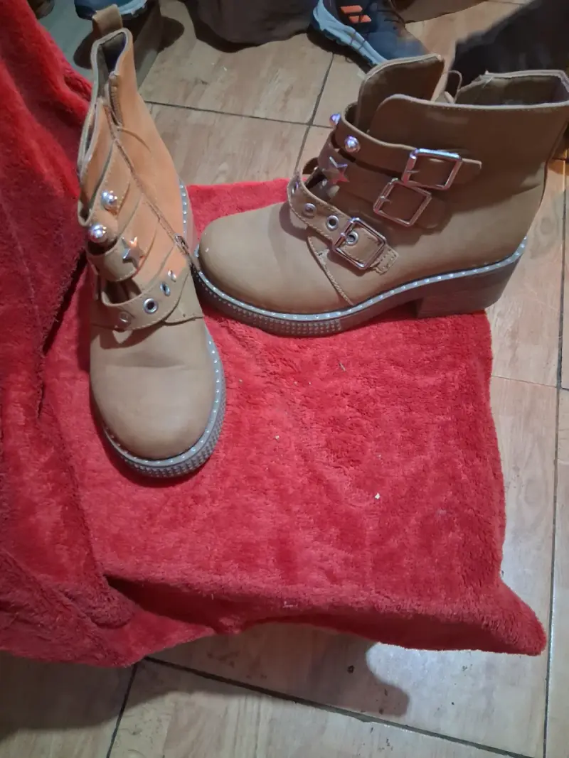 Vendo dos pares de botines y un par de chalas c/mo - 2