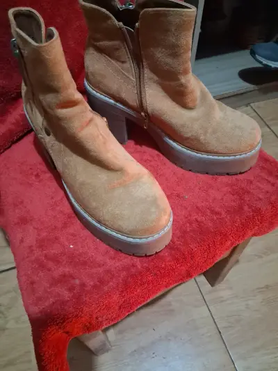 Vendo dos pares de botines y un par de chalas c/mo - miniatura 3
