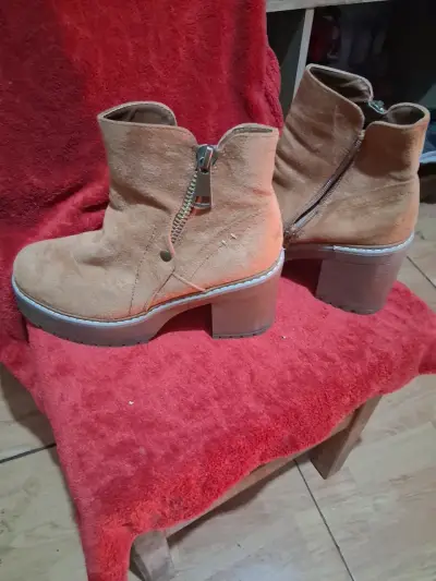 Vendo dos pares de botines y un par de chalas c/mo - miniatura 4