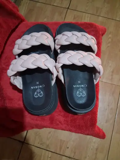 Vendo dos pares de botines y un par de chalas c/mo - miniatura 5