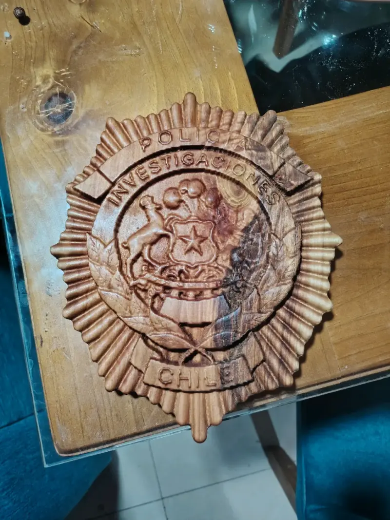 Emblema tallado de madera - 1