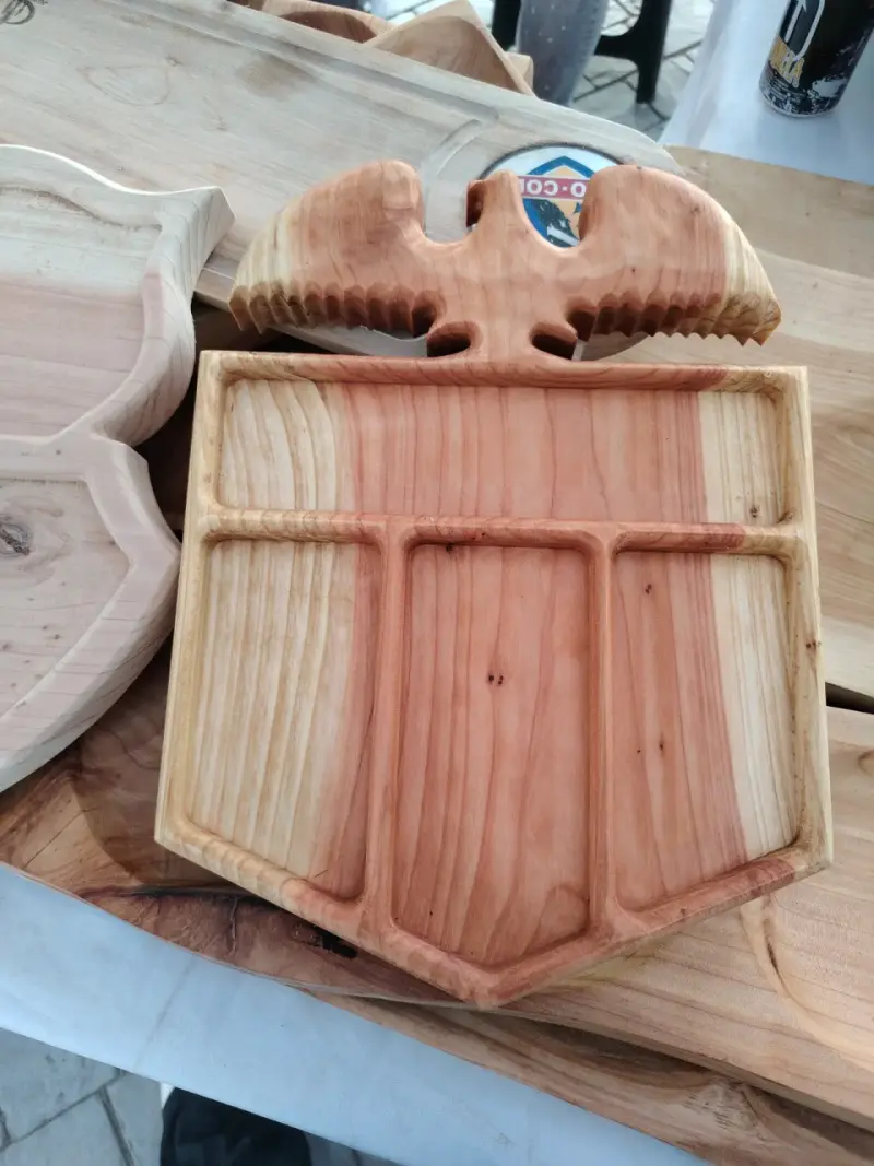 Emblema tallado de madera - 2