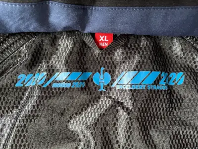 Chaqueta impermeable azul con capucha - miniatura 3