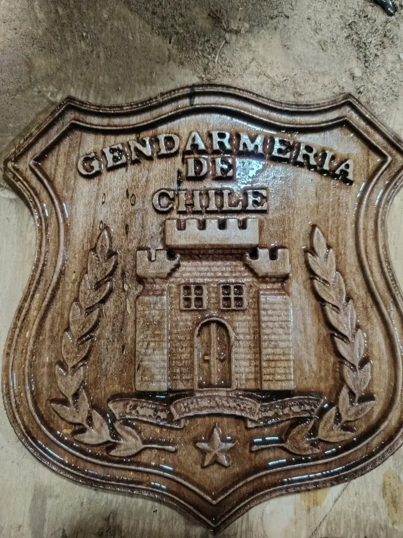 Emblema tallado de madera - 5