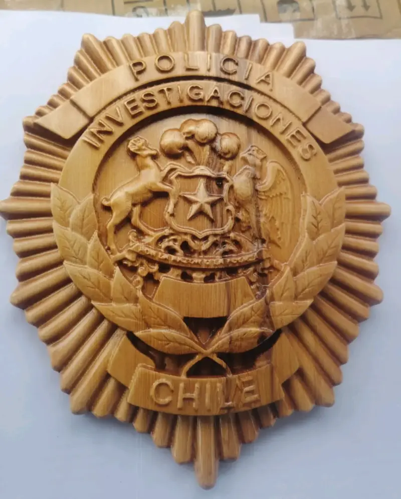 Emblema tallado de madera - 7