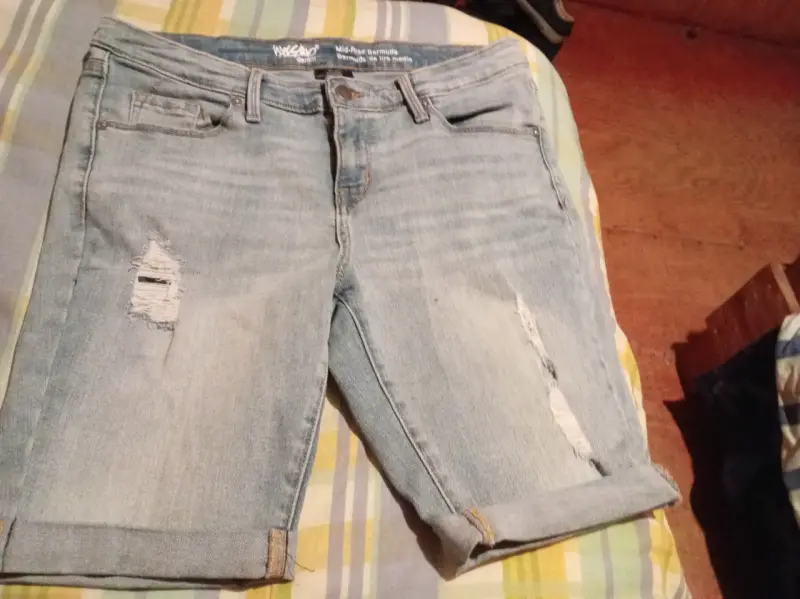 Bermudas de mezclilla desgastadas - 1