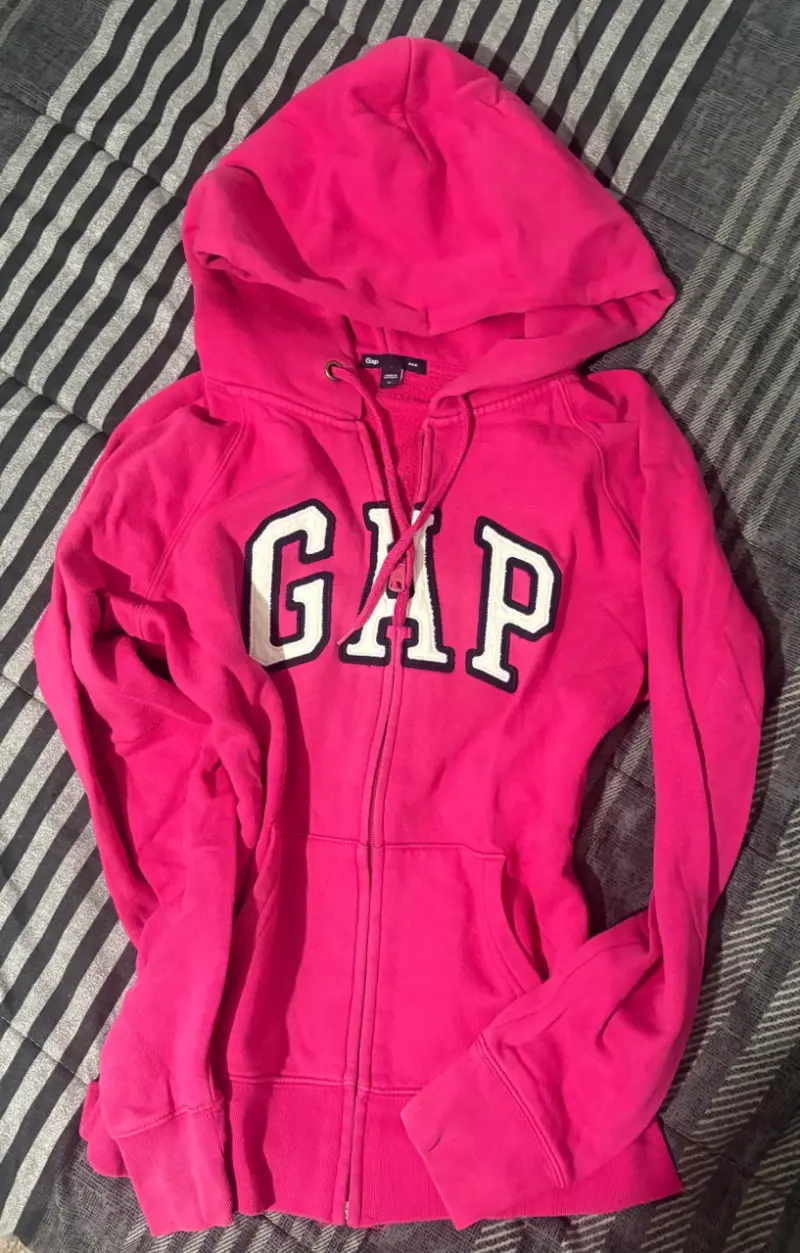 Polerón rosa GAP con capucha - 1