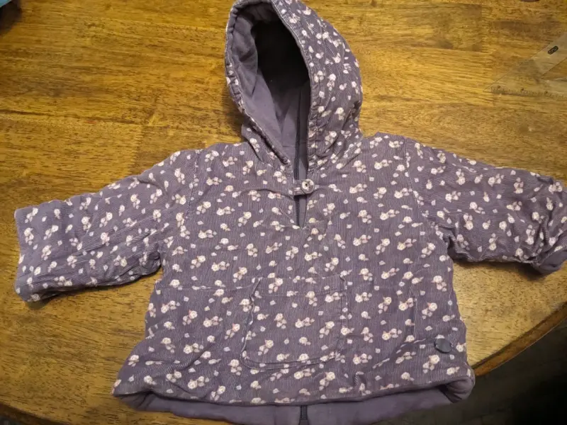 Chaqueta infantil con capucha morada