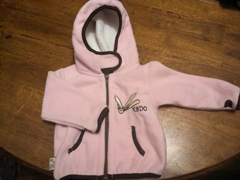 Polerón infantil rosado con capucha