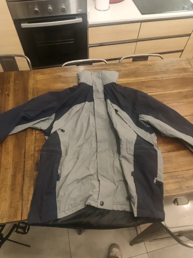 Chaqueta impermeable gris y azul