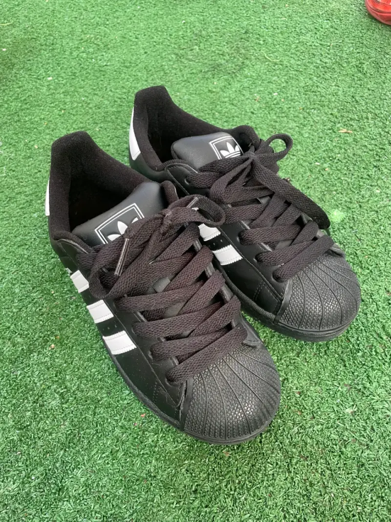 Zapatillas negras deportivas - 1