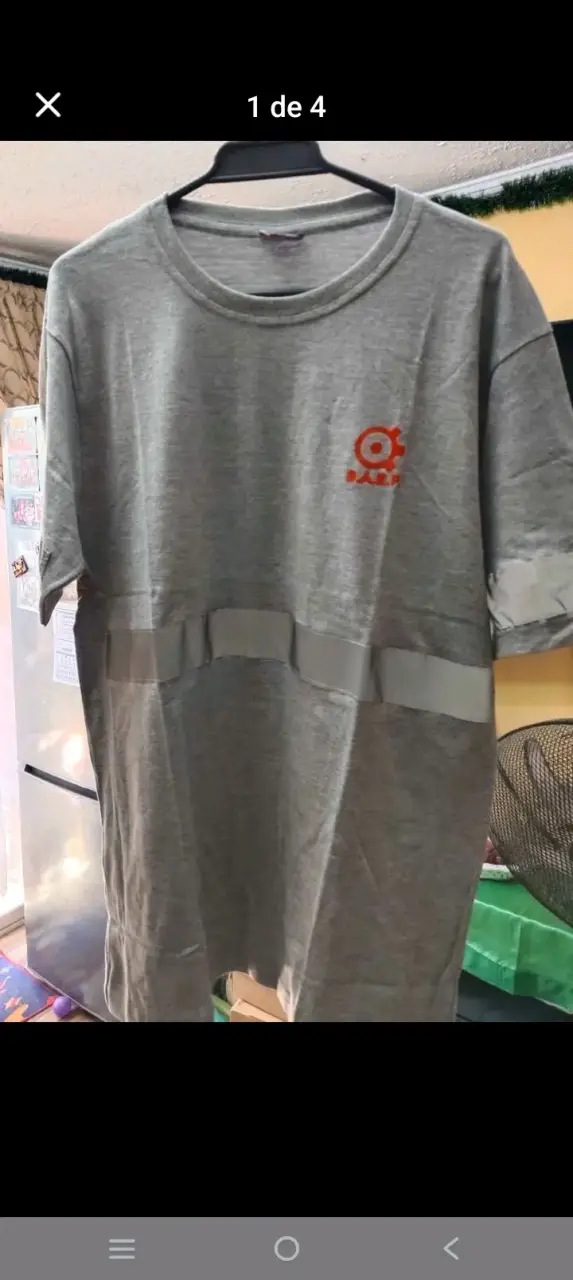 Polera gris con logo