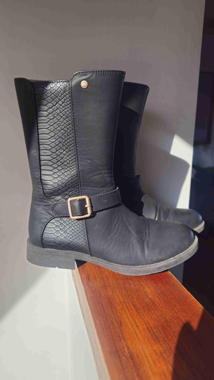 Botas negras con hebilla