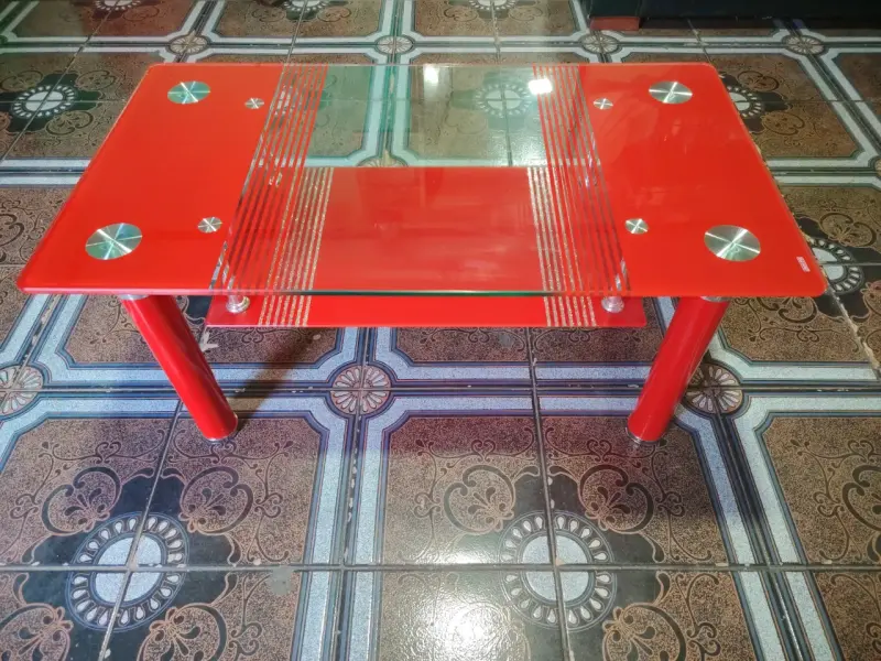 Mesa de centro roja de vidrio - 1