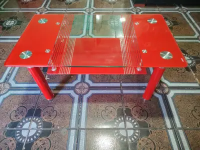 Mesa de centro roja de vidrio - miniatura 1