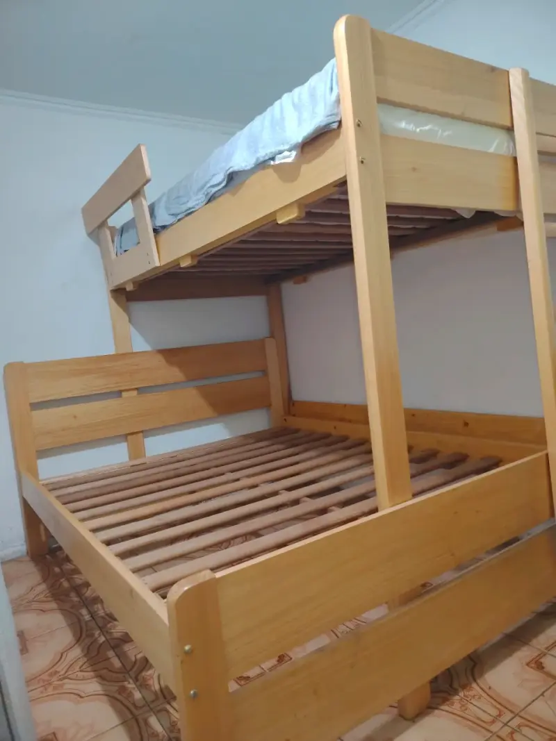 Camarote de madera con colchones - 2