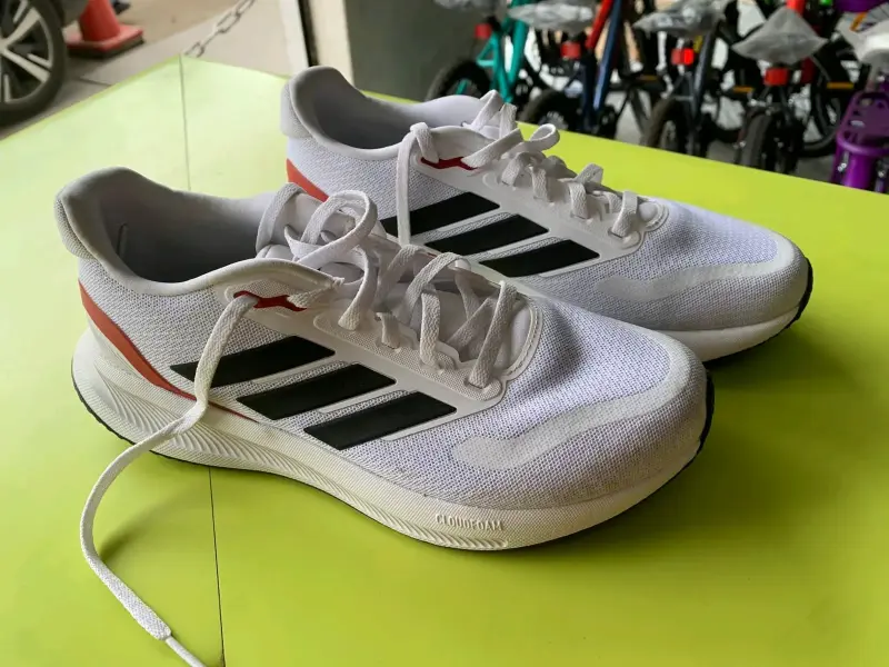 Zapatillas deportivas blancas con negro Adidas
