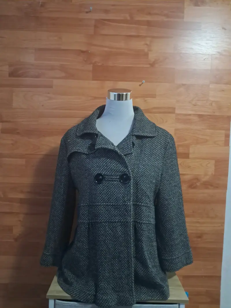 Abrigo gris con botones grandes - 1