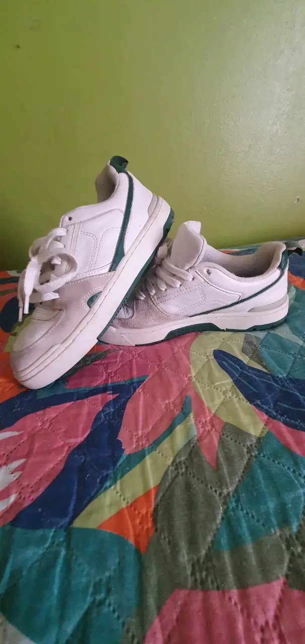 Zapatillas blancas deportivas - 1