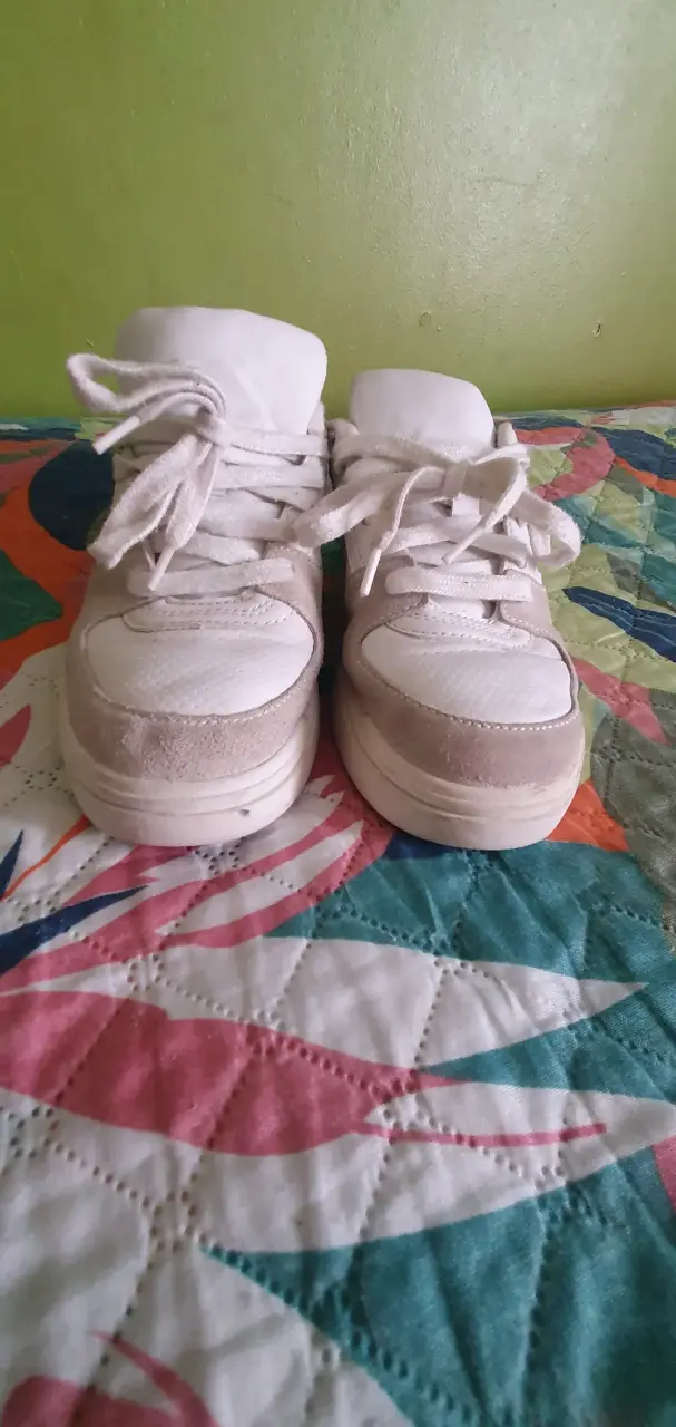 Zapatillas blancas deportivas - 2