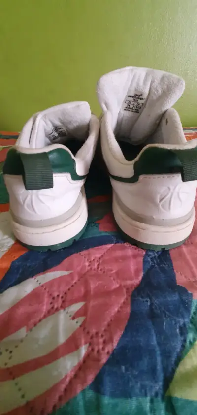 Zapatillas blancas deportivas - miniatura 3