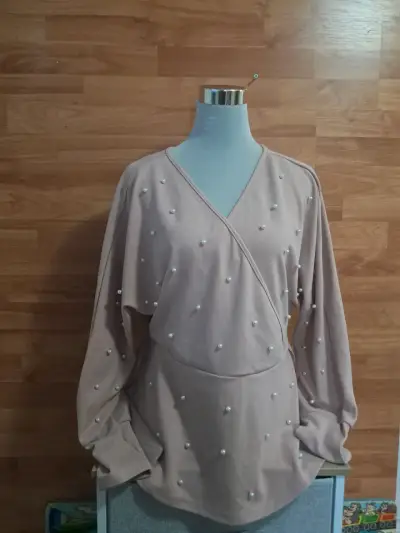 Blusa beige con detalles de perlas - miniatura 1