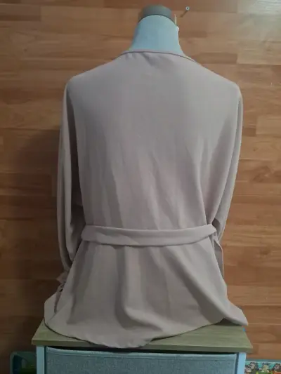 Blusa beige con detalles de perlas - miniatura 2