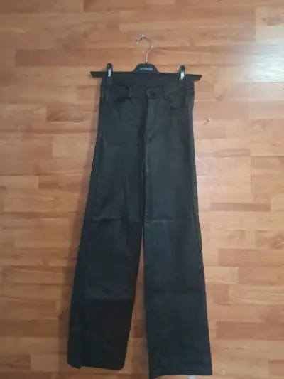 Pantalones negros de cuero sintético - miniatura 1