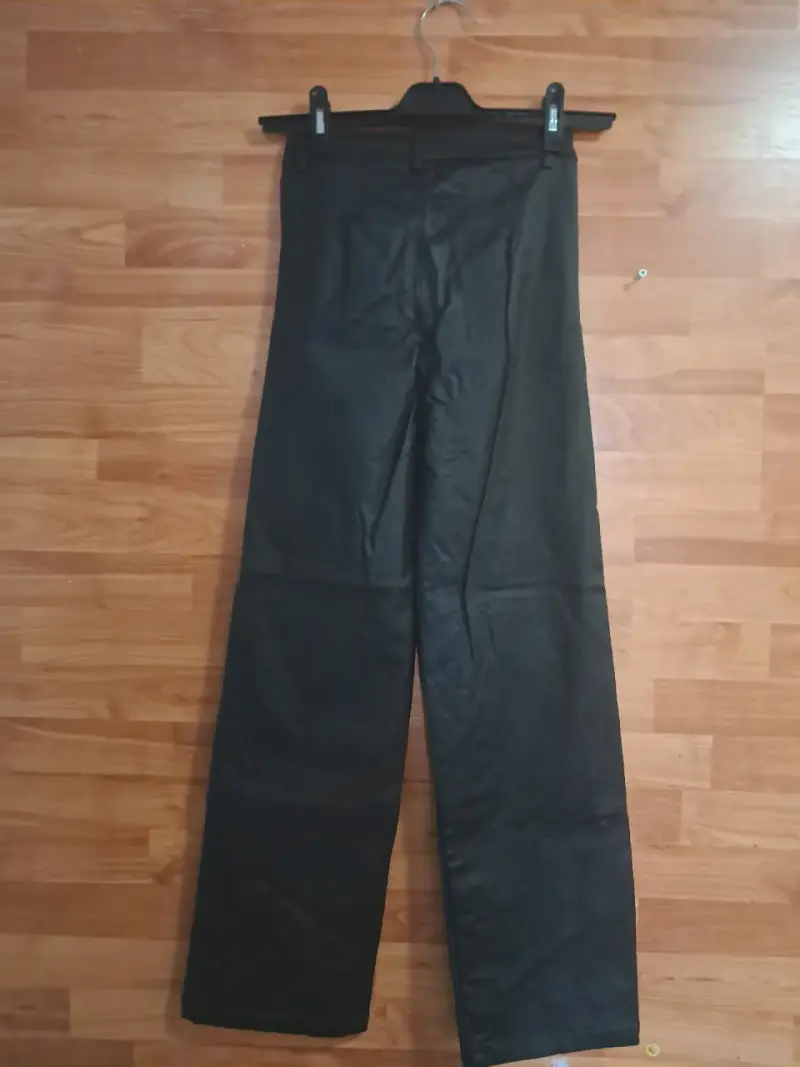 Pantalones negros de cuero sintético - 2