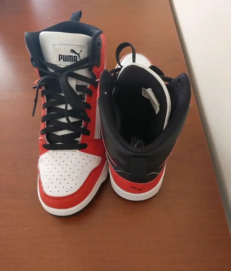 Zapatillas Puma rojas y negras
