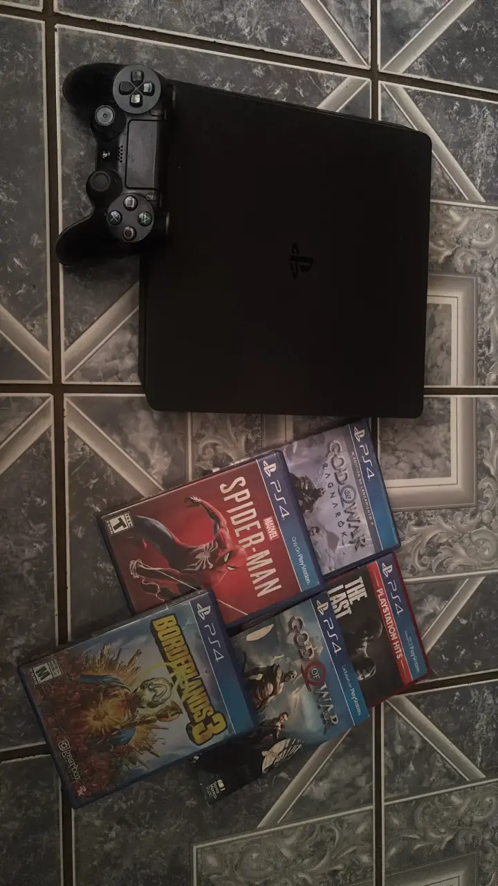 Consola PS4 1 terabite con juegos incluidos - 1
