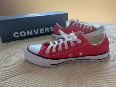 Zapatillas Converse rojas - miniatura 1